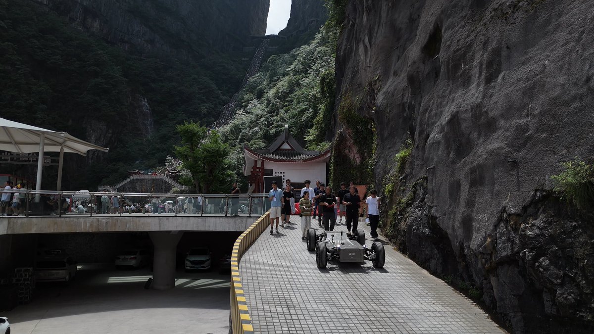 HitchOpen's tweet image. Today, the PIX intelligent chassis completed its up-and-downhill test at Tianmen Mountain:

- Start from the summit, observed by all teams
- Downhill run, adapting to the winding mountain road
- Cornering section, verifying steering and stability

This test provided valuable data…