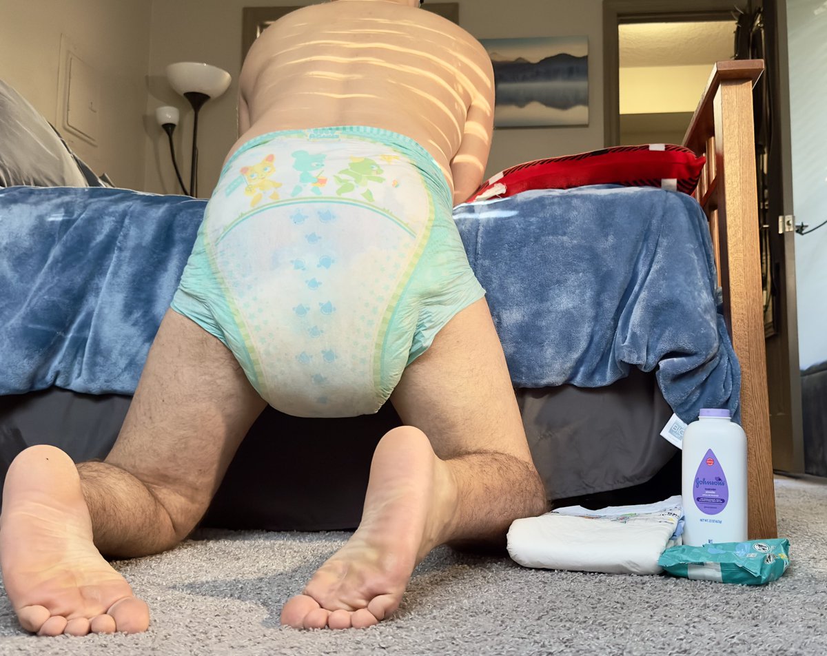 Riverview_97's tweet photo. Time for a diaper change! 😇 #gayabdl https://t.co/RpupAahWN3