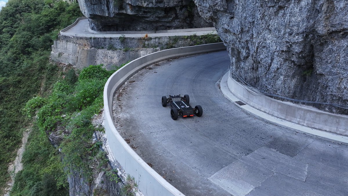 HitchOpen's tweet image. Today, the PIX intelligent chassis completed its up-and-downhill test at Tianmen Mountain:

- Start from the summit, observed by all teams
- Downhill run, adapting to the winding mountain road
- Cornering section, verifying steering and stability

This test provided valuable data…