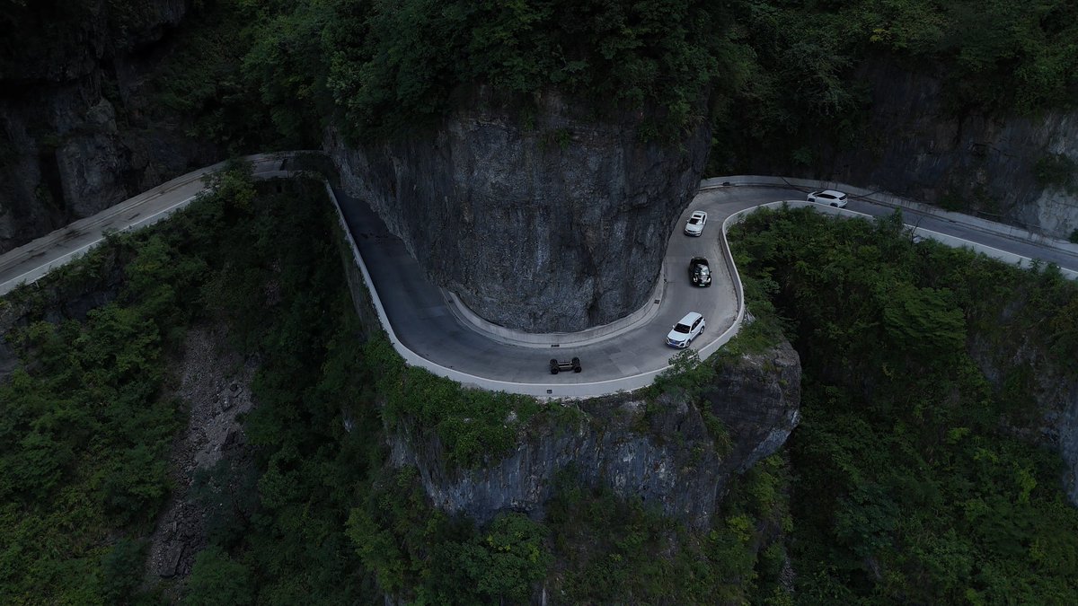 HitchOpen's tweet image. Today, the PIX intelligent chassis completed its up-and-downhill test at Tianmen Mountain:

- Start from the summit, observed by all teams
- Downhill run, adapting to the winding mountain road
- Cornering section, verifying steering and stability

This test provided valuable data…
