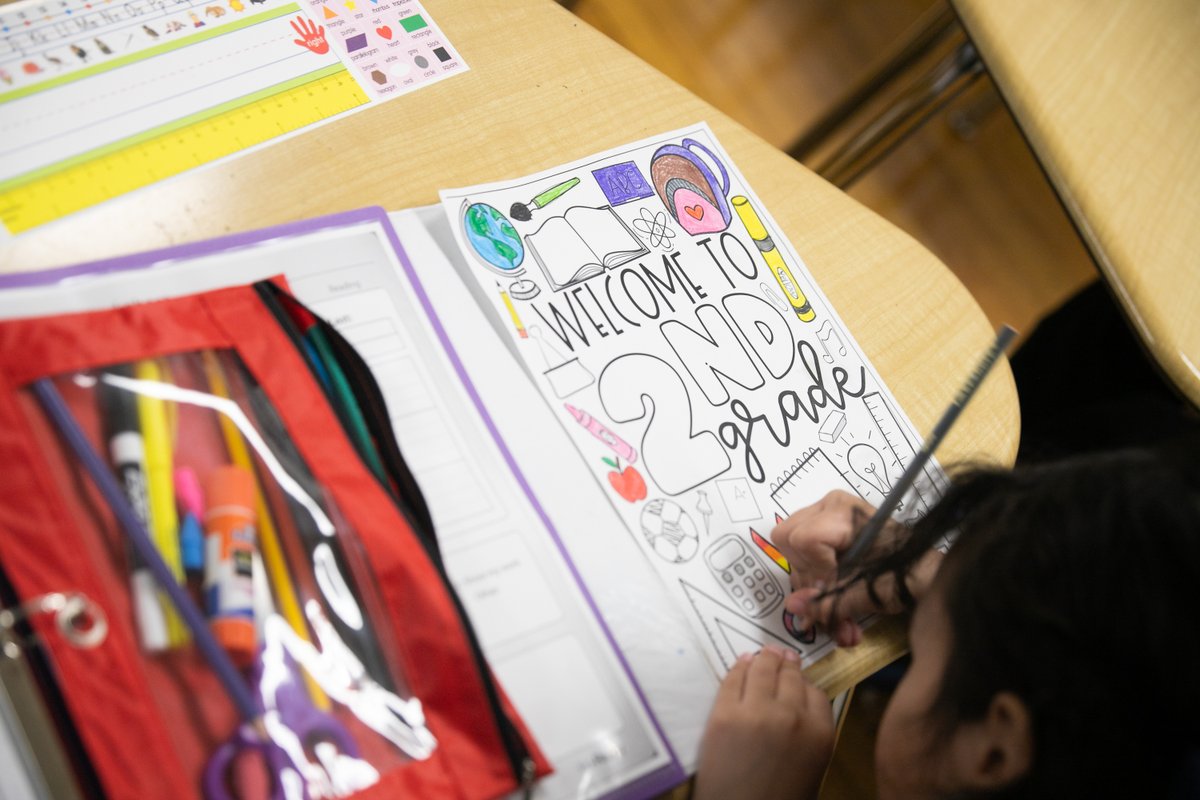 ChiPubSchools's tweet image. From hallways buzzing with the excitement of a new school year to students diving into English Language Arts in Ms. Smith’s 2nd-grade class and Ms. Conneely’s 7th-grade class, @WeRise2Soar Falcons are soaring to new heights this year! 📚🦅✨ #TheBestAreWithCPS