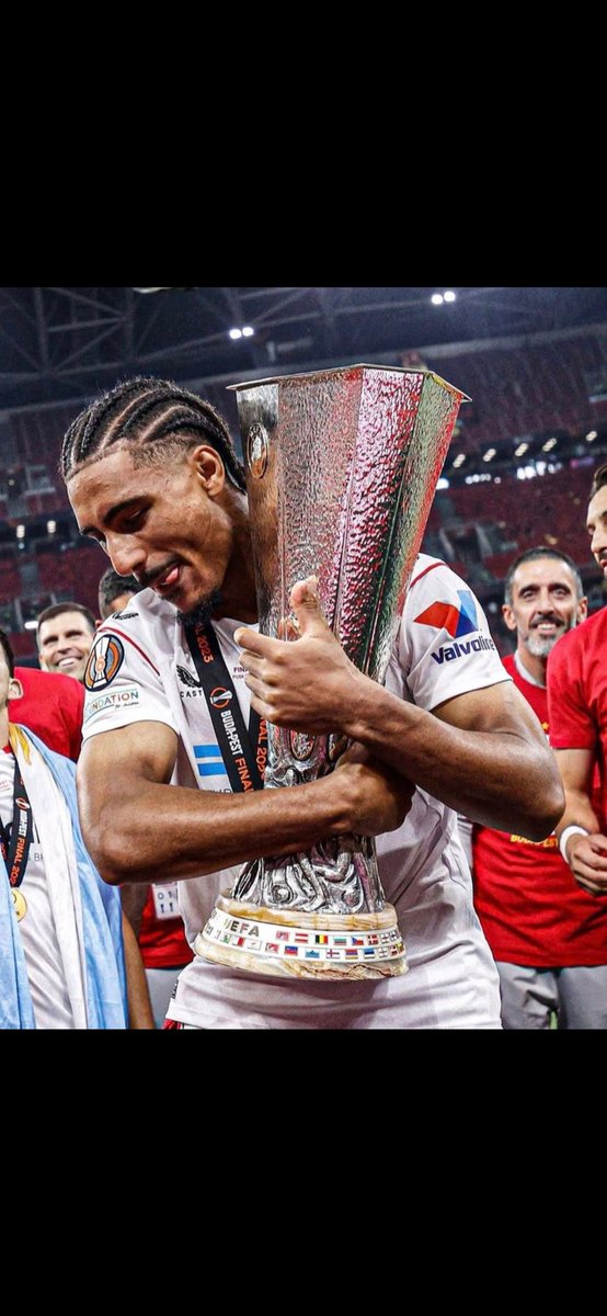 andresRioja's tweet photo. Llegaste sin hacer ruido entendiste la idiosincrasia de nuestro club y nuestra gente, nos respetastes hasta el último día besaste nuestro escudo lo mordiste y sobre todo tocamos plata juntos, capitán sin brazalete, sangre de nuestra sangre , aquí siempre estará tu casa @BadeLoic https://t.co/bYyOUxSHNX