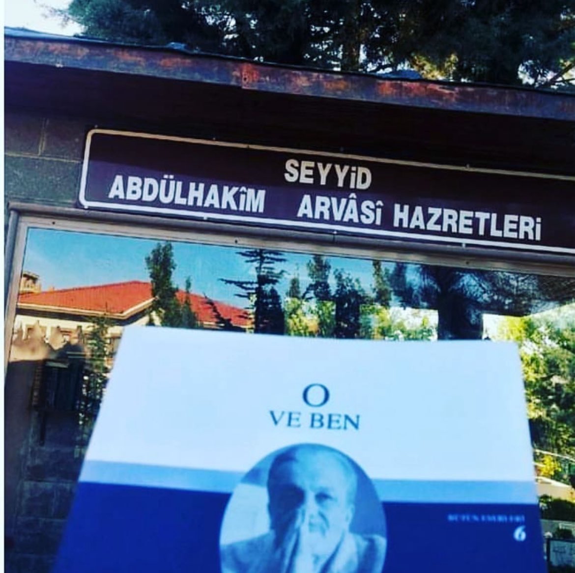 “Senin gibi zârif bir güzel bulunmaz  ne batı da ne doğu da, kim gösterebilir sen gibi bir sultanı bu cihanda.”

Ahmed Cüzeyri Hz.