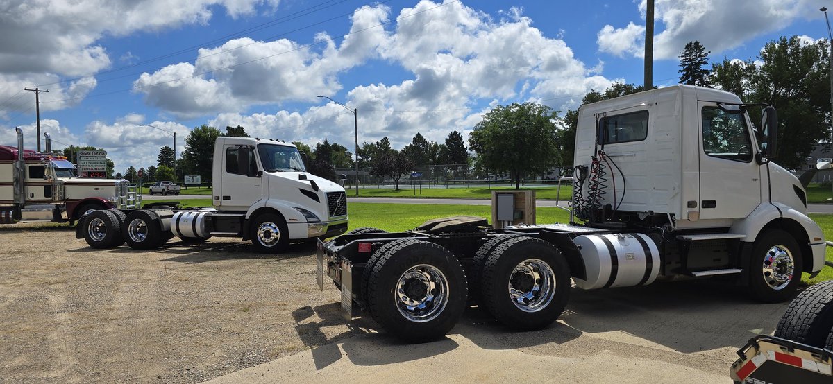 Got 4 of these 2019 volvos automatics  405 hp miles from 620-677 good rubber good ac
Nice clean trucks 

$24000