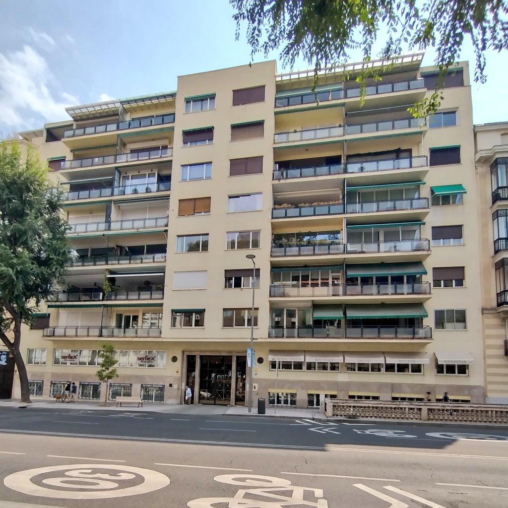 Aunque estas casas en la calle Almagro de Gutiérrez Soto (1935-42) son famosas por introducir la terraza en la vivienda burguesa, a mí me gustan sobre todo por los detalles de sus zonas comunes 🤗 #arquitectura #gutierrezsoto #lgs #manerasdeentrar