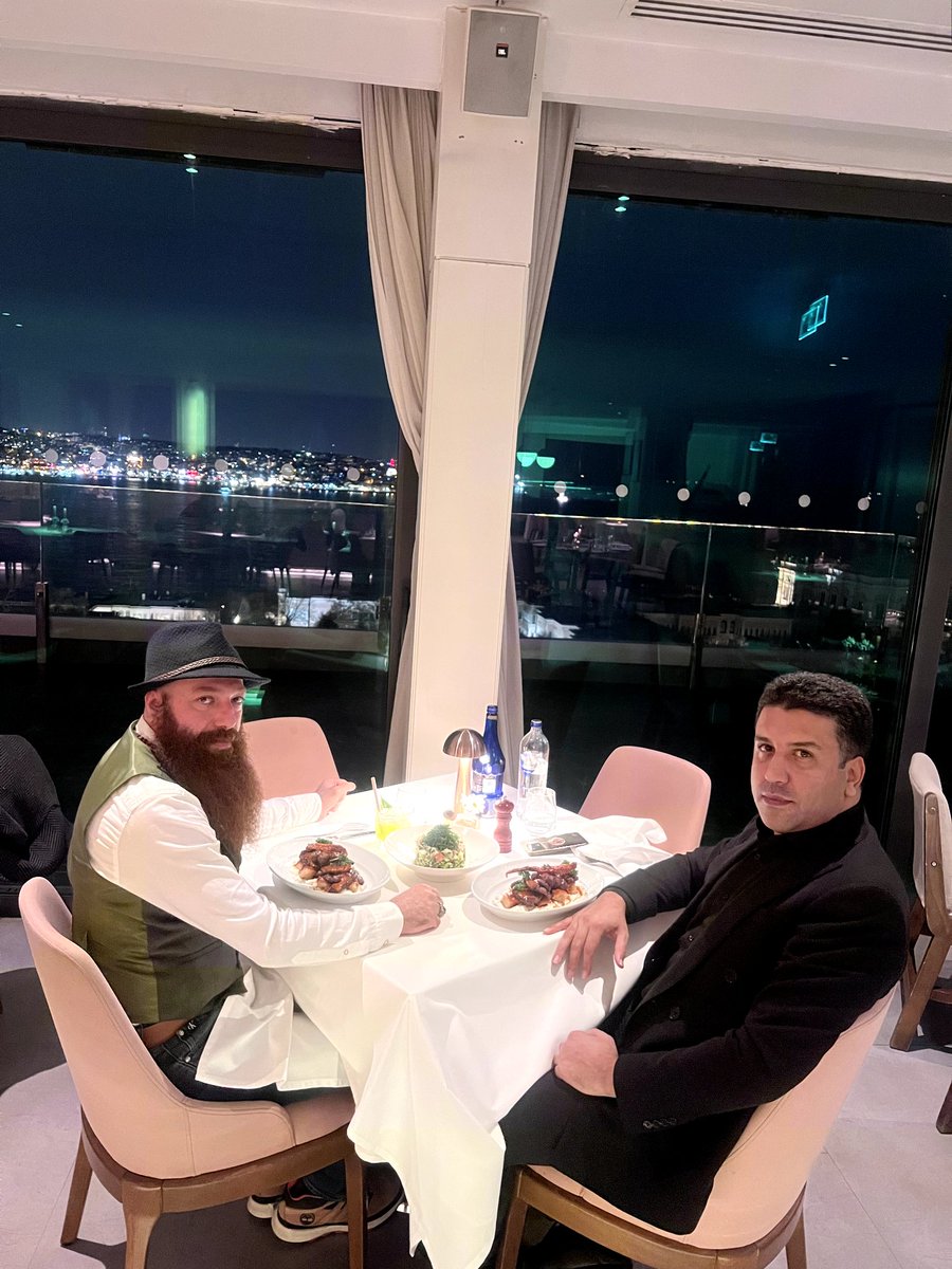 منو ابرا زیاد فرصت نداریم با هم صحبت کنیم و حتی سالی یکبار همو شاید ببینیم  اما جوری شده که کامل به هم لینک هستیم و هماهنگ. تو جلسات حرفهای همو میزنیم و تصمیماتی که در نبود هم میگیریم مشترکه. از خدا براتون شرکهای ایجوری سینک میطلبم ❤️
<a href="/ebragohari/">Ebra Gohari</a>
<a href="/CaravanturesVC/">Caravantures</a>
<a href="/finlandqteam/">FinlandQ 🇫🇮</a>