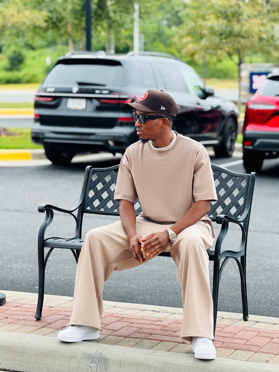 People tell me:     
“You made my day.”
“You’re our joy.” 
“You entertain us.”
I’m grateful for that more than I can say. ❤️
But sometimes I wonder….
Who entertains the entertainer? 🤔