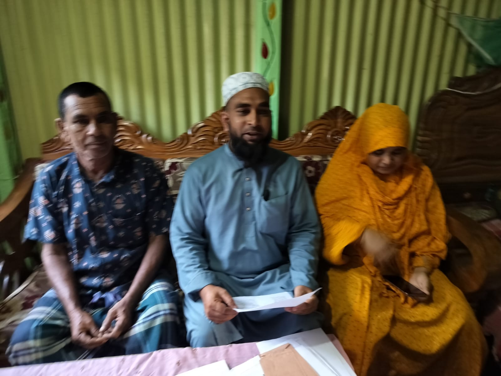 স্ত্রীর প্রতারণার শিকার হয়ে স্বামীর সংবাদ সম্মেলন