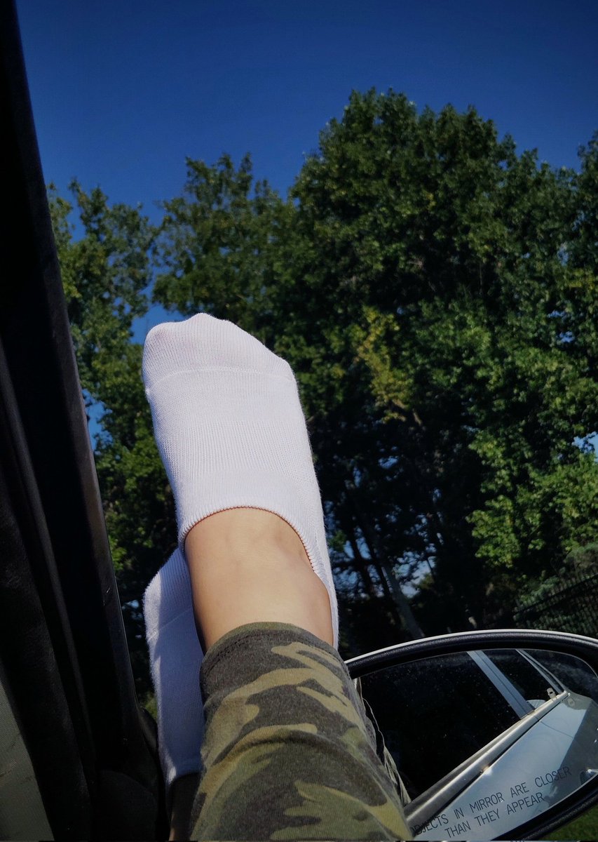 ToeTwoTall's tweet photo. Good morning beautiful people 😍😍 who's gonna make me happy today?🤭♥️ #cheermeup #badweek #whitesocks #footfetısh #girlsfeet https://t.co/8Y1HDmSFoh