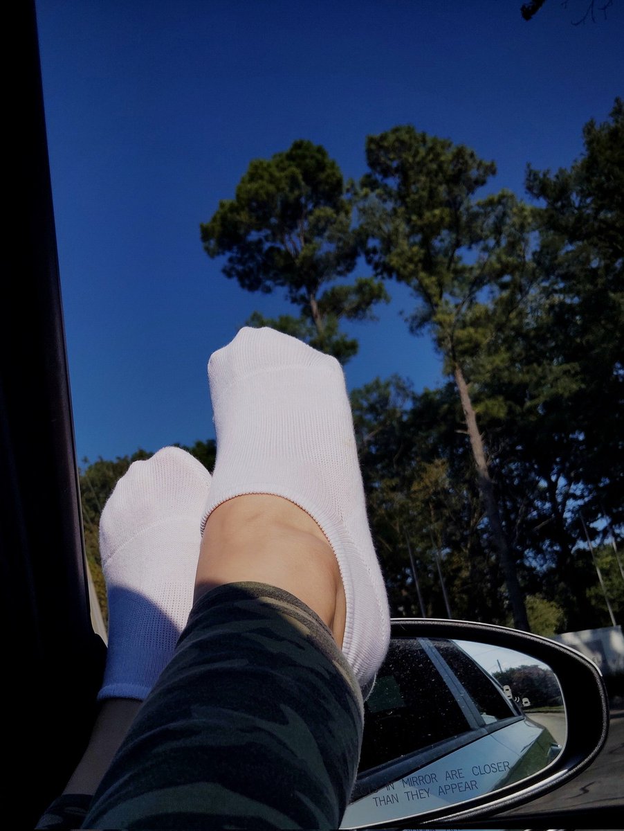 ToeTwoTall's tweet photo. Good morning beautiful people 😍😍 who's gonna make me happy today?🤭♥️ #cheermeup #badweek #whitesocks #footfetısh #girlsfeet https://t.co/8Y1HDmSFoh