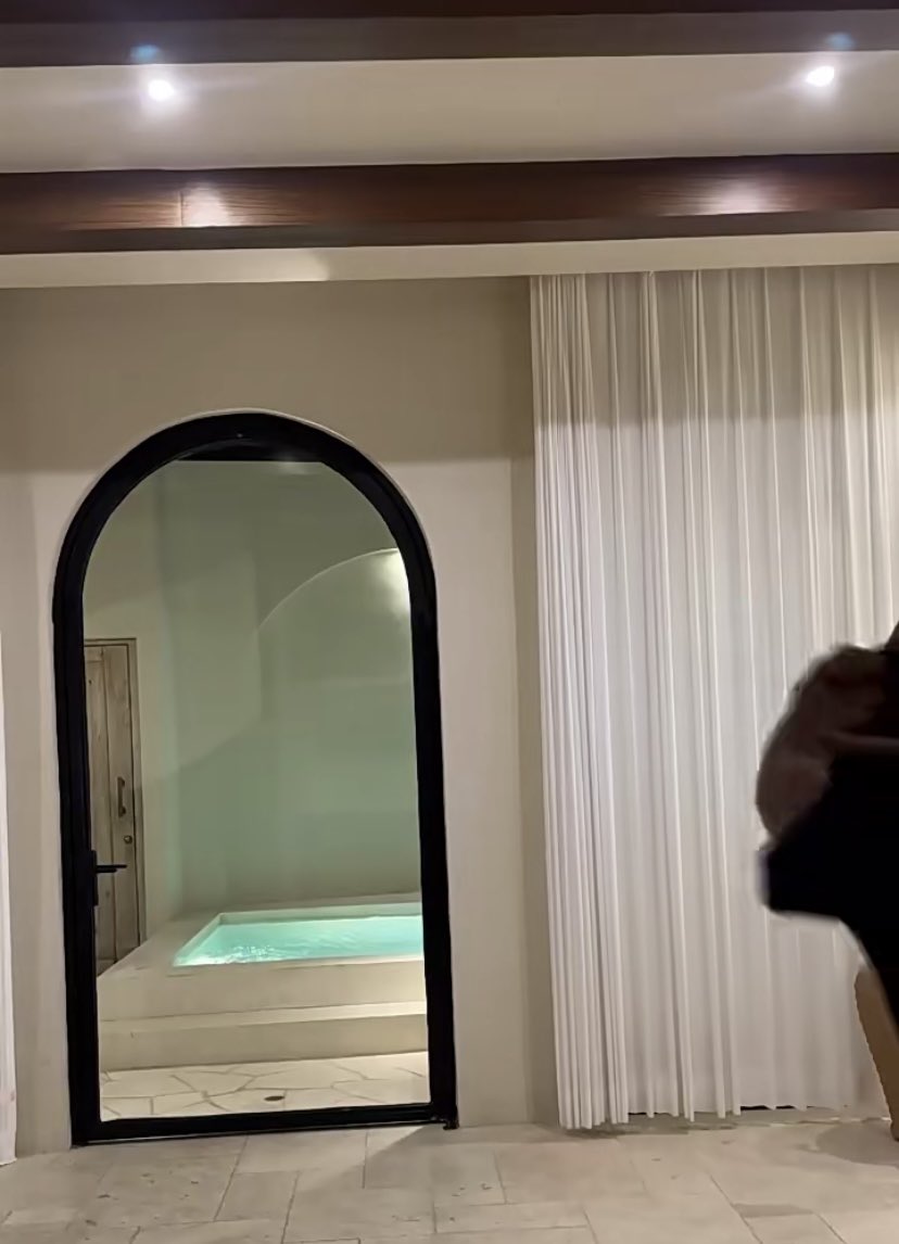 Life doesn’t pause while you figure it out. If you don’t move with purpose, circumstances will move you. ✌🏼