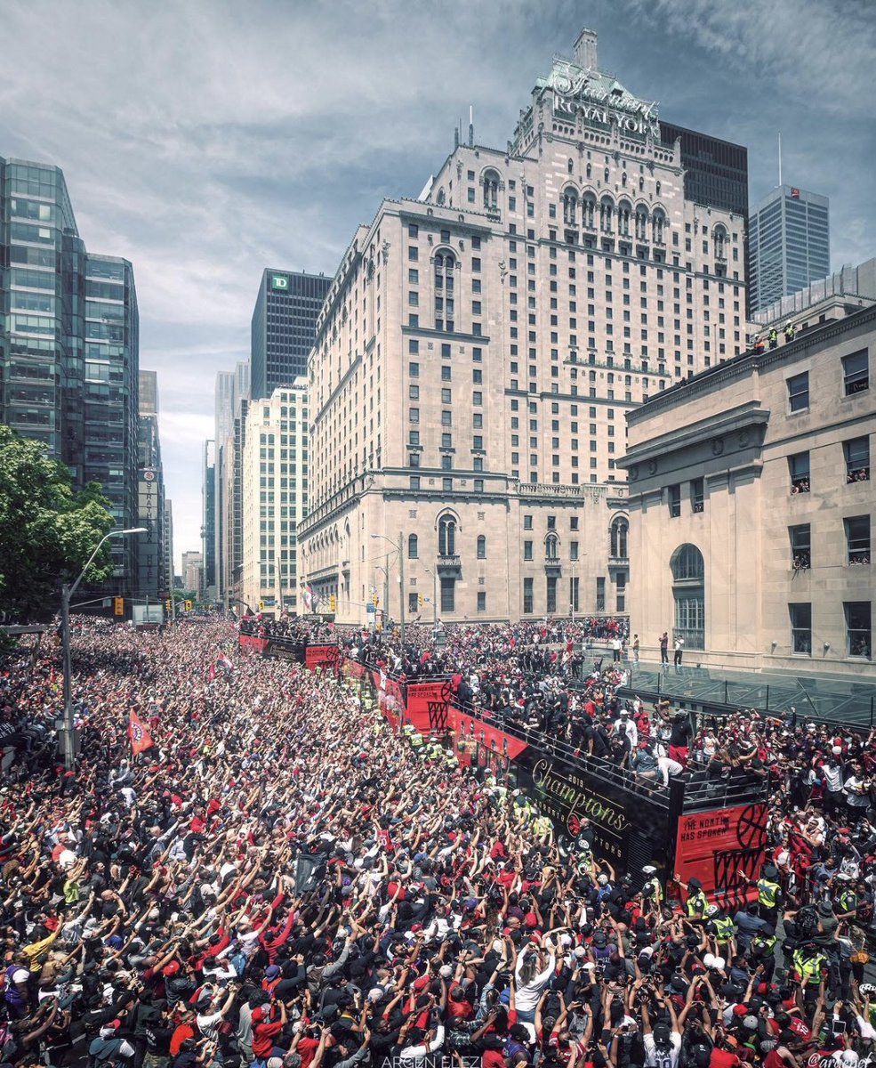 MadelnCanada's tweet photo. Toronto Raptors NBA championship parade ❤️🇨🇦 🏆 https://t.co/XNGDDclJaC
