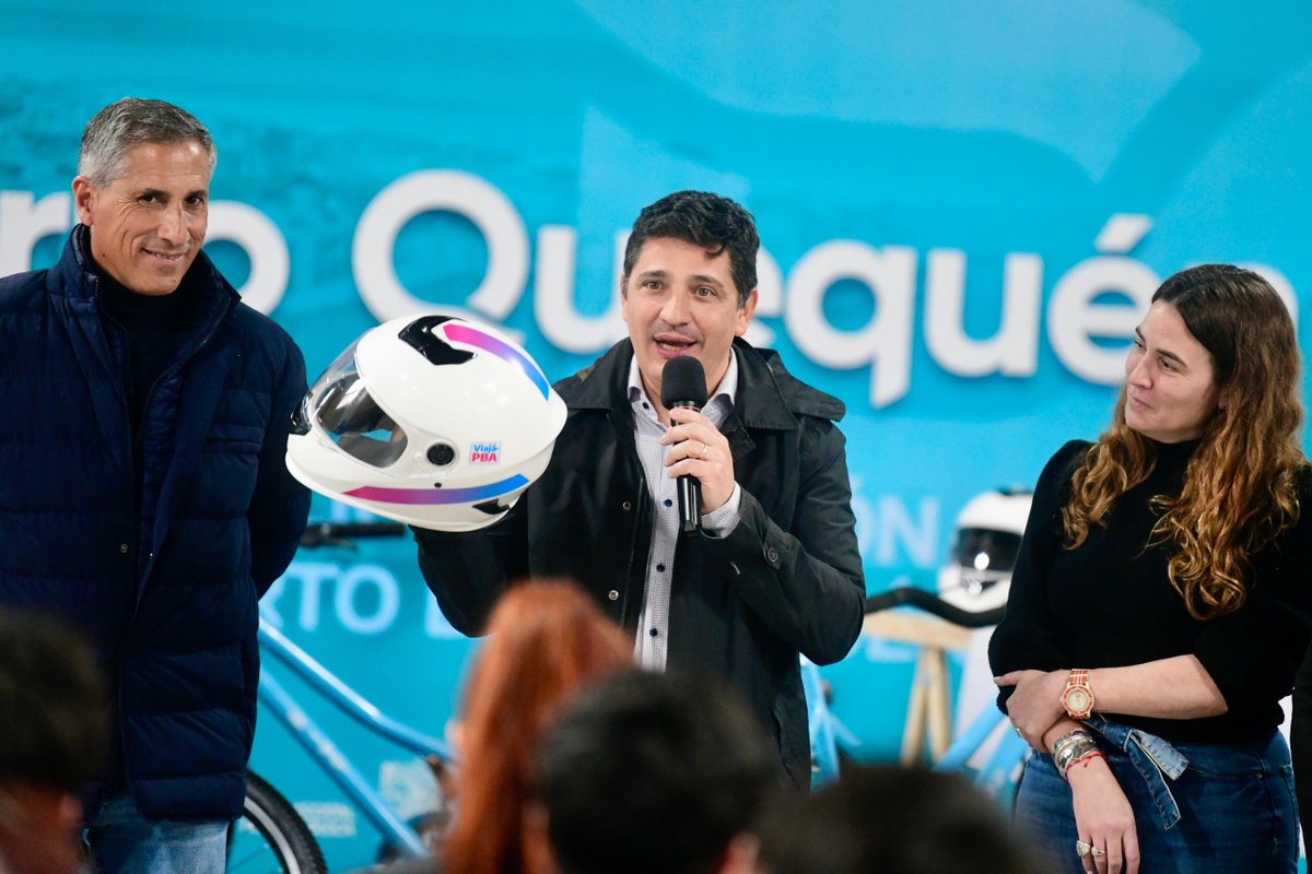 #Necochea | Jornada integral de Transporte PBA 🚦✨

En <a href="/puertoquequen/">Puerto Quequén</a>, junto a su presidenta <a href="/MaJimenaLopezOk/">Jimena López</a>, el ministro <a href="/MartinMarinucci/">Martín Marinucci</a> encabezó una capacitación sobre la importancia de usar #SiempreCasco en moto y una posterior entrega de cascos nuevos a repartidores.