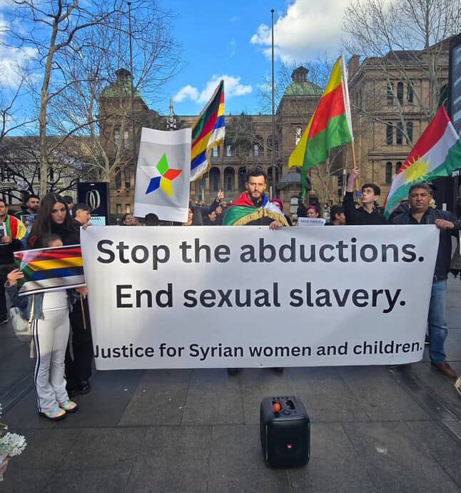 druze_1's tweet photo. أقام أهلنا الدروز في أستراليا 
بمشاركة إخوتهم من طائفة الكورد 
وقفة تضامنية في العاصمة سيدني
عبّروا من خلالها عن رفضهم القاطع لسياسة الابادة وفك الحصار عن محافظة #السويداء https://t.co/AvCKUW4eIY