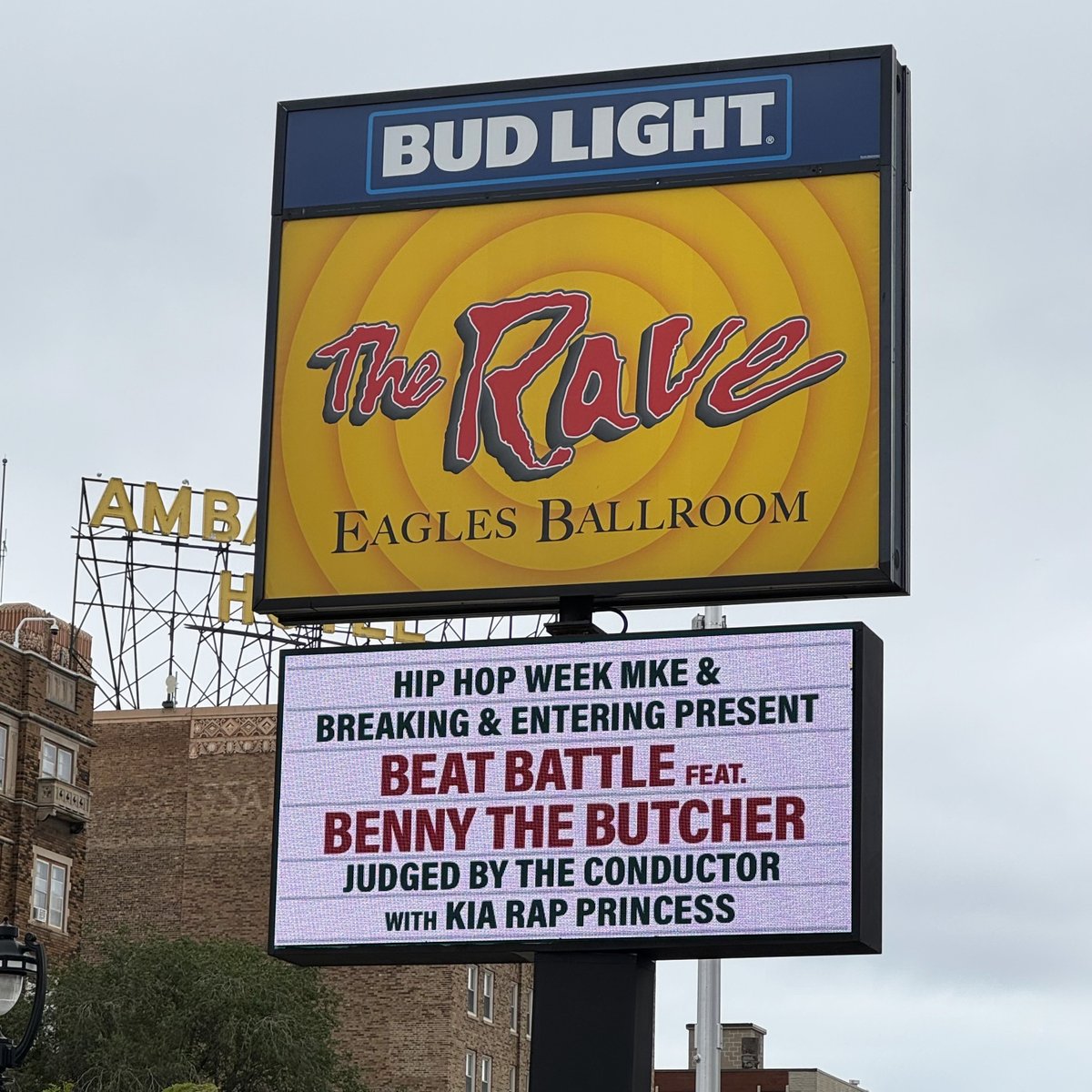 TONIGHT: Hip Hop Week MKE and Breaking And Entering present Beat Battle featuring <a href="/BennyBsf/">BENNY THE BUTCHER</a>,  judged by The Conductor, and special guest @kiarapprincess! 🎤💯

🕗 Show starts at 9PM
🎫 Tickets available at the door &amp; online » therave.com/benny