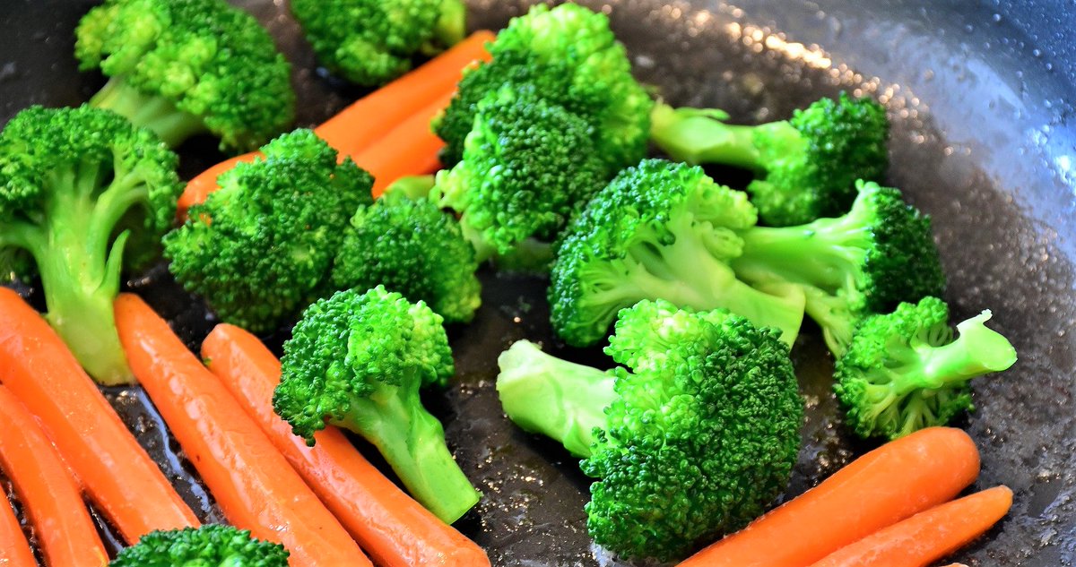 happyhealthyms's tweet image. An easy way to eat more fruits and vegetables is to make it a habit. Look to add vegetables to whatever you're making for dinner. Have fruits easy to see and reach on the counter or in the fridge.

happyhealthy.extension.msstate.edu/tips-videos/ad…

#HappyHealthyMS
#EatWithExtension