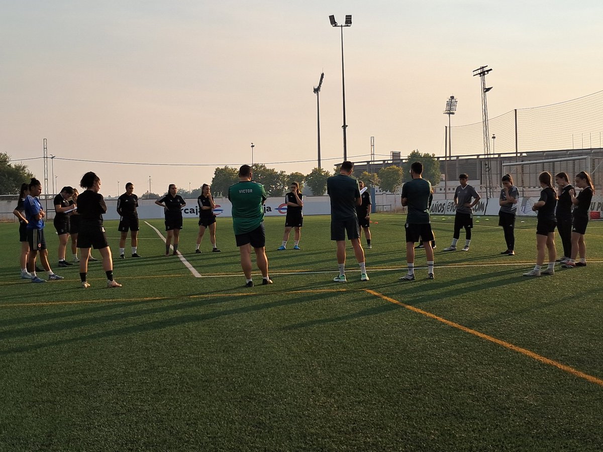 Empezamos una nueva temporada con mucha ilusión y ganas. Nuestras chicas del primer equipo tienen hoy su primera toma de contacto.  #CDBFemenino