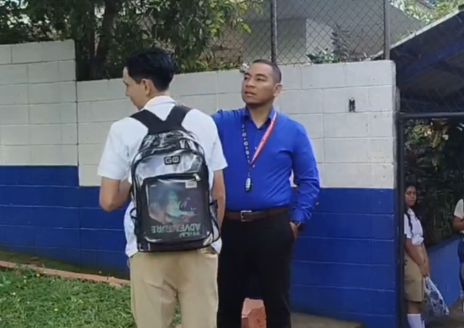 surizar's tweet photo. LOL, no dejan entrar al patojo con el pelo corto. ¿Acaso esperan que se haga un corte estilo cuque/marero como el de la camisa azul que lo revisa? #3rdworldproblems https://t.co/uW4PfwONTK