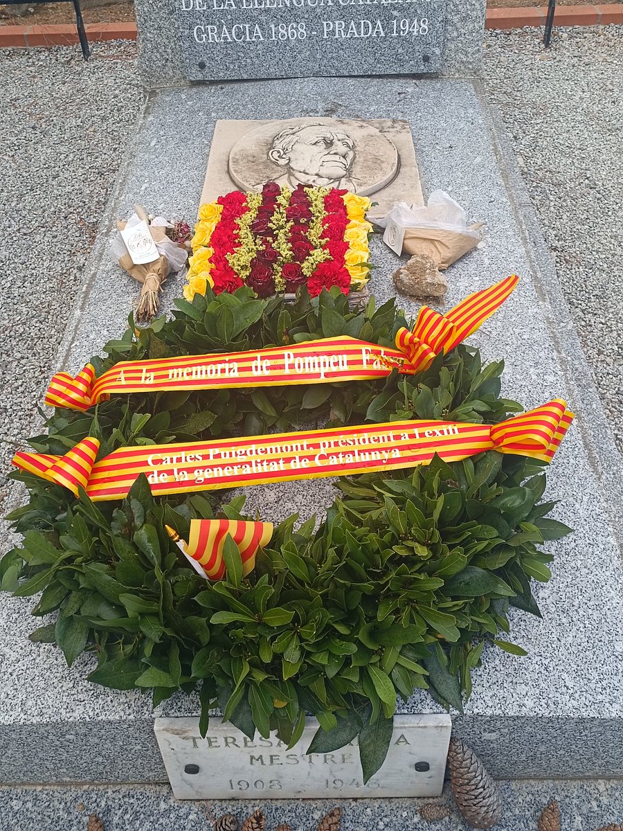 Lluís Costa (@costalluis) on Twitter photo Moment emotiu davant la tomba de Pompeu Fabra, a Prada, on ahir el president <a href="/KRLS/">krls.eth / Carles Puigdemont</a> va dipositar una corona amb la llegenda: “Carles Puigdemont, president a l’exili de la Generalitat de Catalunya”. No podem oblidar que tenim el president legítim a l’exili. Moment emotiu davant la tomba de Pompeu Fabra, a Prada, on ahir el president <a href="/KRLS/">krls.eth / Carles Puigdemont</a> va dipositar una corona amb la llegenda: “Carles Puigdemont, president a l’exili de la Generalitat de Catalunya”. No podem oblidar que tenim el president legítim a l’exili.