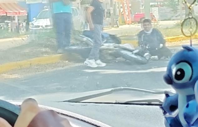 Motociclista derrapado en la Carretera Federal 190, cera del crucero de Viguera. Requieren servicios de emergencia <a href="/PolVial_GobOax/">Policía Vial Estatal</a> <a href="/cruzrojaoaxaca/">Cruz Roja Mexicana Oaxaca</a>