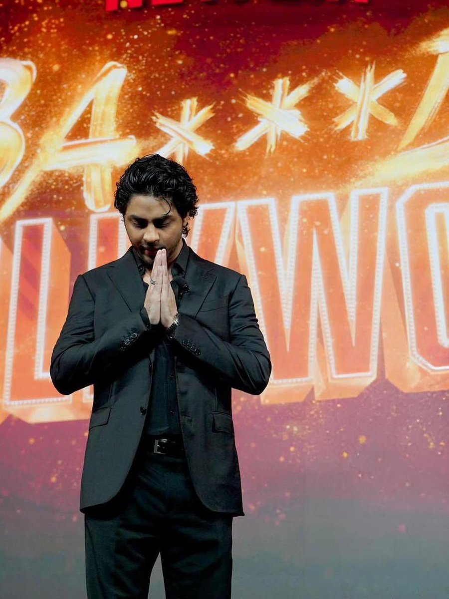 SRKCHENNAIFC's tweet photo. He was truely born star ⭐️ 

Aryan Khan at the preview of The Bads of bollywood. 

@iamsrk @gaurikhan @RedChilliesEnt @NetflixIndia @BilalS158

#ShahRukhKhan #AryanKhan #TheBadsOfBollywood #TheBadsOfBollywoodOnNetflix https://t.co/En3ro7sFuH