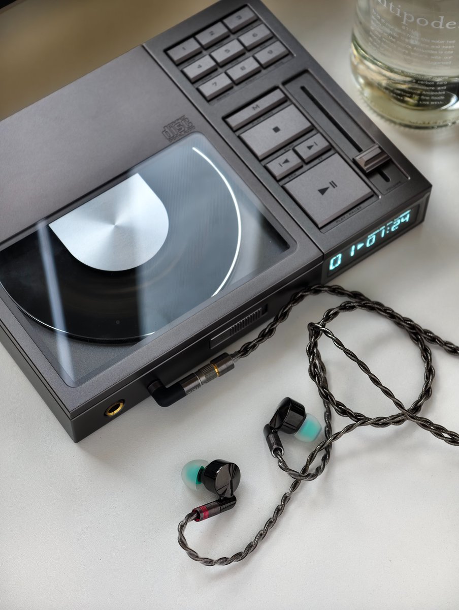 DUNU_Headphone's tweet image. Weekend CD time. Just sit back and enjoy the music. 🎶
#Dunu #CDplayer #retro #ConceptR #Zenpro #IEM