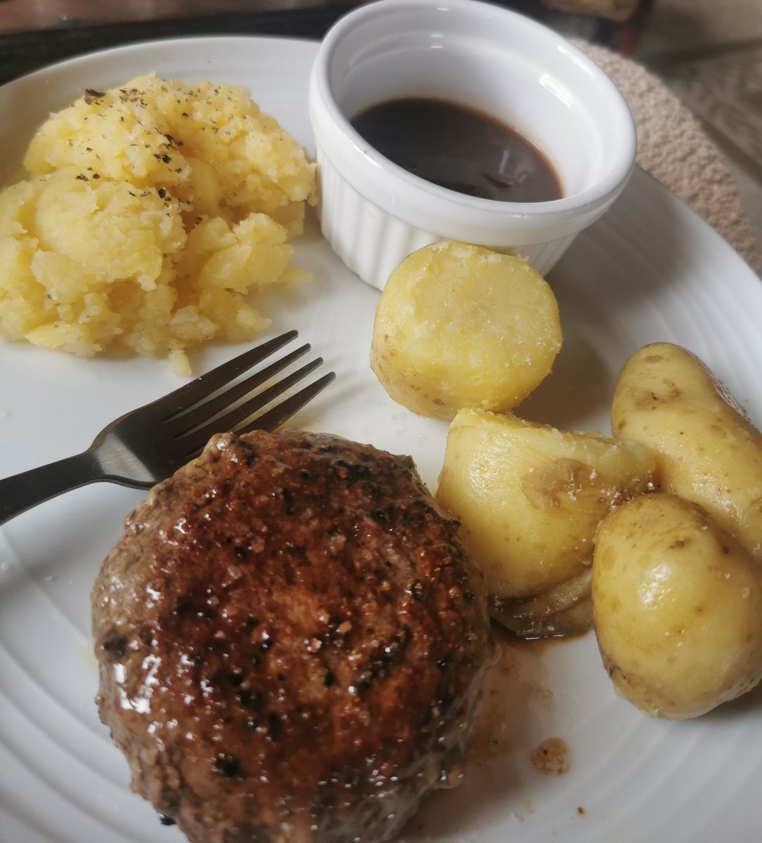Veronic00630093's tweet photo. The  big deal here is that the potatoes are from my garden! The insane pleasure of growing ur own ☺️😁. I'm a tad under the weather so mood a bit low. Bestie cooked me trad, homely, comfort food and I am v grateful. #homecook #simple #retrofood #foodlover https://t.co/93cIYuwndz