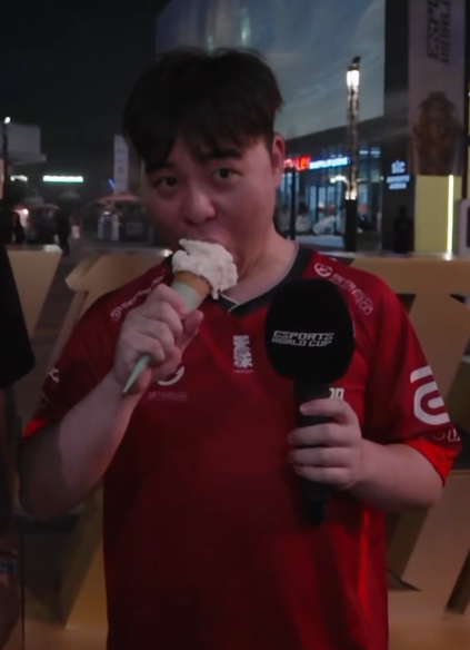 TravCS's tweet image. babe wake up new jee eating ice cream image