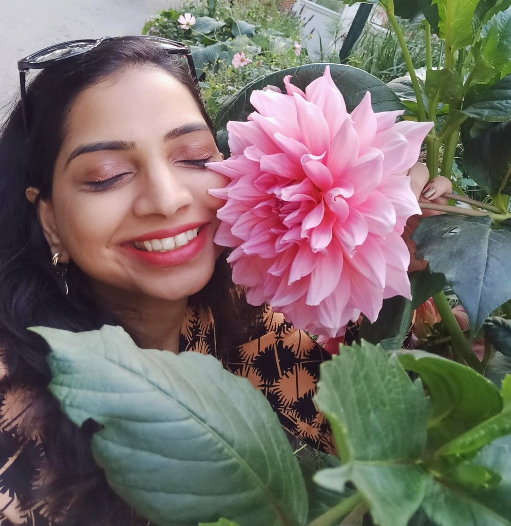 SheIsTheFire's tweet image. The #Aztecs used dahlias 💮 as a food crop and their stems as water pipes. I just brushed my cheek against one in sheer admiration of its aesthetic charm! I loved the way it flirted with daylight to bring out so many shades of pink.

Clearly, we both blushed.☺️