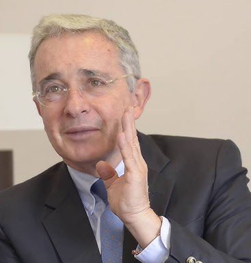 ManuelJVelez's tweet photo. ¿A quien apoyas? 

❤️ Alvaro Uribe Vélez 
🔁  Jueza Heredia 

https://t.co/UOeoL3Cshe https://t.co/OYrXfRMWTt