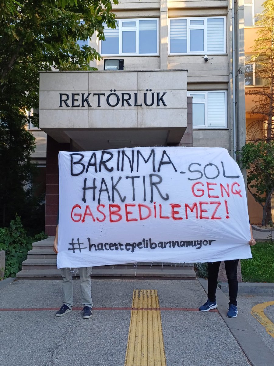 Hacettepe'de iktidar ve iktidarın oyuncağı kayyum rektörlük 19 Mart'a katılan sıra arkadaşlarımızı barınma haklarını elinden alarak cezalandırmaya çalışıyor!

Uyduruk cezalandırmalarla, soruşturmalarla gençleri engelleyemezsiniz;

Sizi yeneceğiz!

#hacettepelibarınamıyor