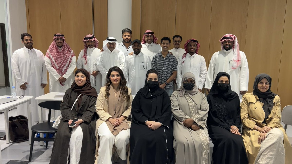 من لحظة ختام دورة المقامات الصوتية في ورث المعهد الملكي للفنون التقليدية بالرياض <a href="/wrth_ksa/">وِرث</a> ✨

🗓️ التاريخ: من ١٧ – ٢٠ أغسطس ٢٠٢٥
⏰ الوقت: من ٤ – ٨ مساءً
🎶 المدرب: أ. صابر المضحي

أيام جميلة جمعتنا بالفن الراقي، وتعمقنا في عوالم المقامات العربية وأسرارها الصوتية.
شكرًا لكل