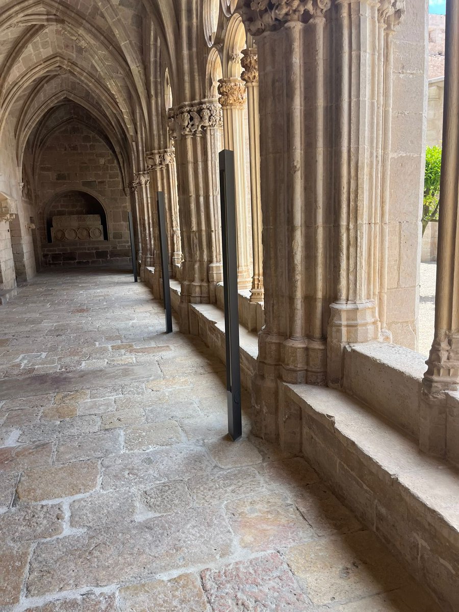 Enhorabona a tots els que heu pensat que aquest sistema d’il·luminació és respectuós i no invasiu amb un claustre medieval. No cal que us molesteu a dir-me per privat que si el projecte de l’arquitecte, la comissió de patrimoni i bla, bla, bla. 

Monestir de Santes Creus.