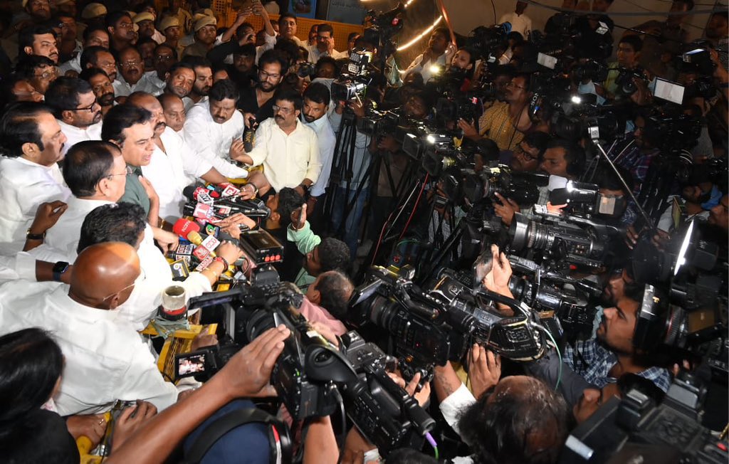 మనం రూలింగ్ లో ఉన్నామా, ప్రతిపక్షములో ఉన్నామా? 🤩
 
ఇలాంటి క్రేజ్ చూసి మొహానికి బట్ట అడ్డం పెట్టుకొని ఏడ్చేది తప్ప ఎం లేదు ప్రత్యర్థి పార్టీలకు 😂