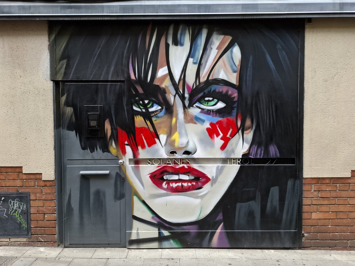 Aprofitant que estava per Gràcia, vaig fer fotos d'algunes portes que anava trobant pel camí... 

#FestesDeGràcia  
#StreetArt