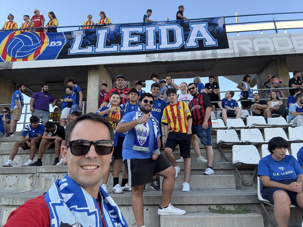 Tot el suport de part nostra al <a href="/LleidaCF/">Lleida CF</a> 💪🥹
Present al Camp d’Esports amb <a href="/Javi_Reusenc/">Javi San Felipe</a> (<a href="/SempreReus1909/">Plataforma Sempre Reus 1909</a>), <a href="/AssistdeMarin_7/">DaniMarininisme🍐🐌(URVersion)</a>, <a href="/Quadrisme/">Quadrisme</a>, <a href="/GxlDeNaranjito/">GxlDeNaranjito 🐌🍐 (BLUE DEAD REDEMPTION)</a>, <a href="/GxlDeIglesias/">GxlDeDieginho🇧🇷 🐌 (3ra RFEF)</a> i <a href="/Federrico_13/">GxldeNaranjitoFan🍊(BLUE DEAD REDEMPTION)</a> (<a href="/TwLleida/">TW LLEIDA 🐌🍐</a>)
#unióisentiment #forçalleida