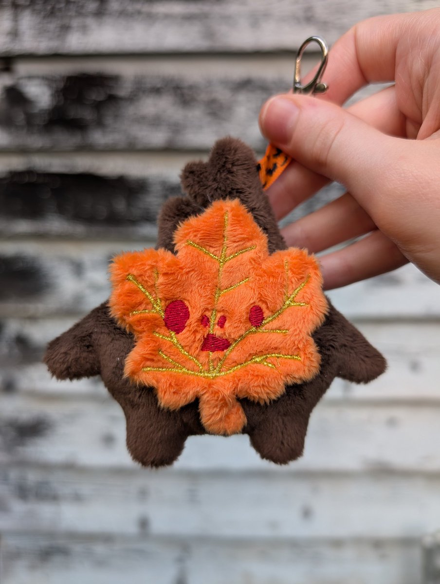 The changing leaves of autumn are almost here, and that means Maple Leaf Korok plushie keychains are here too!🍁 this is the third design in my upcoming Halloween Korok squad!