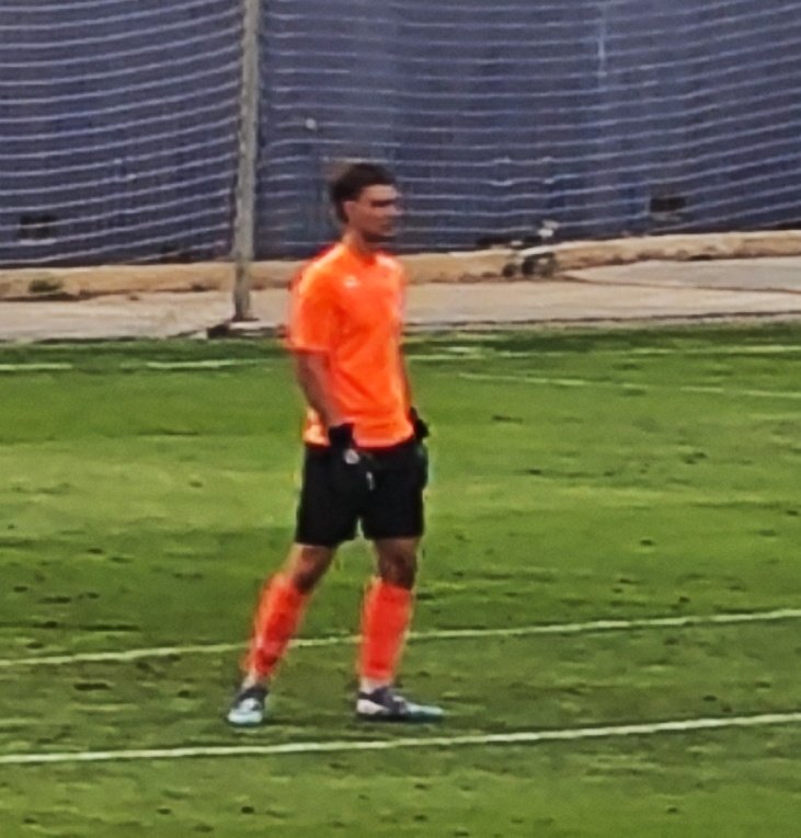 50' | 1-0 | ¡Qué mano de <a href="/VicentDolz/">Vicent Dolz</a>! <a href="/mariosese/">Mario Sesé Vera</a> chuta desde la media luna, toca en un jugador alzirista y Vicent mete la mano y da en el larguero. 
En la siguiente, Sesé cede a otro exUD, Dylan Iglesias que dispara desviado.