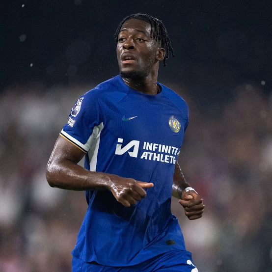 DirectfootOff's tweet image. 🗣️RUMEUR DE TRANSFERT:

L'AFC Bournemouth ont débuté des négociations avec Chelsea afin de s'acquérir le défenseur central français Axel Disasi 🇫🇷. Un prêt avec option d'achat est en discussion.

( @sachatavolieri )