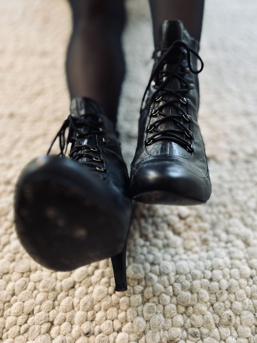 GildedStep's tweet photo. Heute lasse ich meine High Heels langsam fallen… willst du zuschauen? 🔥👠
#füße #zehen #fußfetisch #soles #fußgöttin #onlyfansdeutsch #fetischqueen #fußliebe #zehenfetisch #fußmodell #fußgirls #fußfans #fußworship #sexyfüße #fußbilder #fußgöttin2025 #pedikürfetisch #heißezehen https://t.co/MCUQXr3BWF