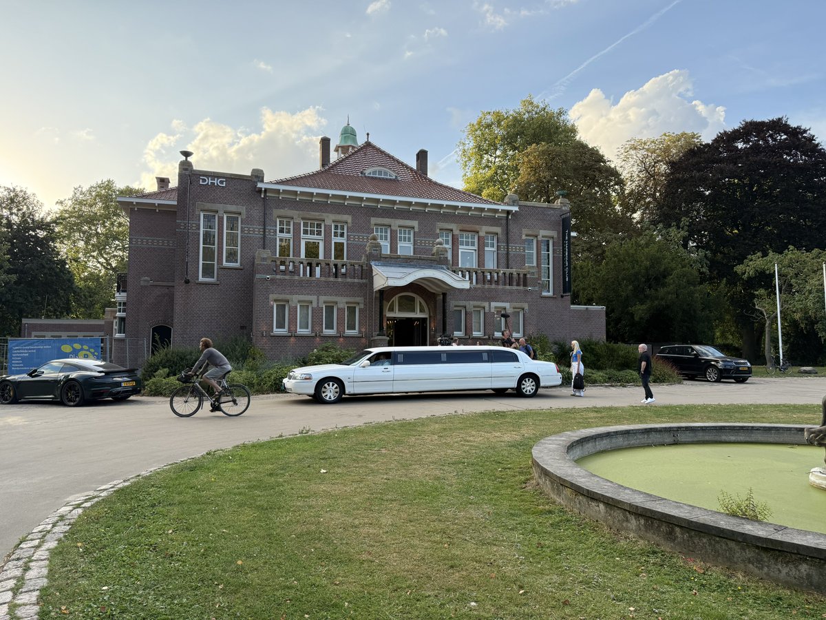 EO Bert stond zojuist een familie te lijmen bij die malle Harbour Club in Het Park. #hetfamiliediner