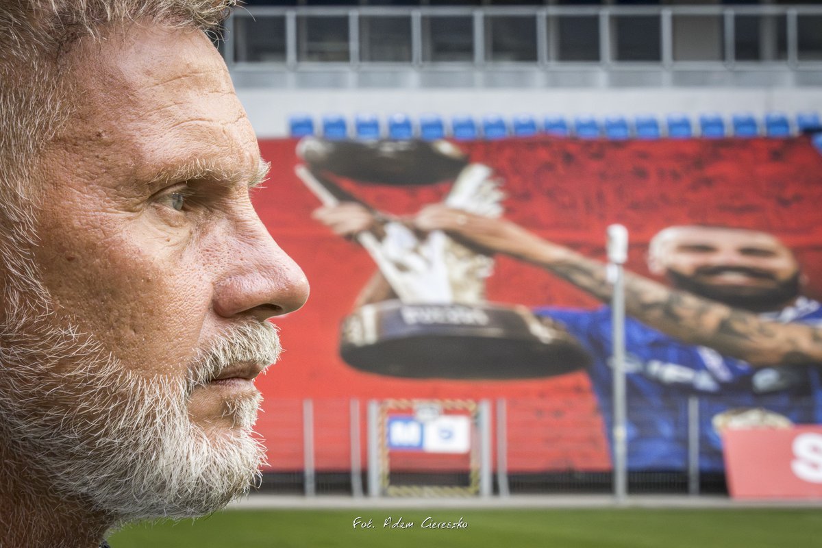 Trener Thorsten Fink podczas treningu zespołu <a href="/KRCGenkofficial/">KRC Genk</a> przed meczem eliminacji Ligii Europy z <a href="/LechPoznan/">Lech Poznań</a> #MoimOkiem #AdamCiereszkoPL