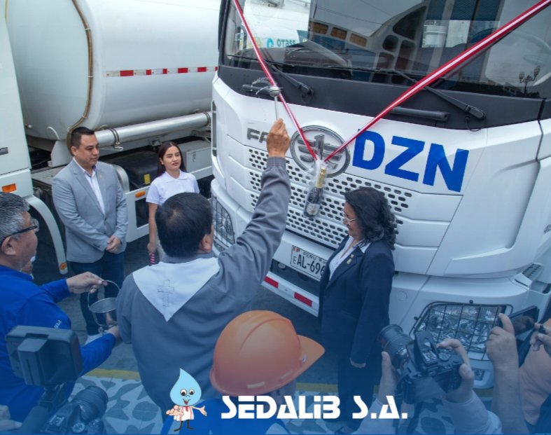 Presidente del Directorio Dr. Frank Sánchez dispuso traslado de maquinaria
 
En Sedalib sabemos que un buen servicio es clave, por eso, entregamos cuatro nuevas cisternas y un potente hidrojet, para reforzar el trabajo de nuestra División Zonal Norte en la provincia de Chepén.