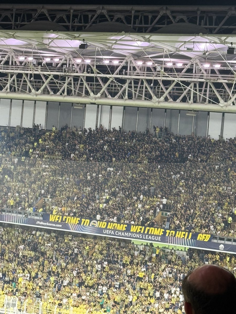 Siyah giyinmekten ne zaman vazgeçeceksiniz acaba…