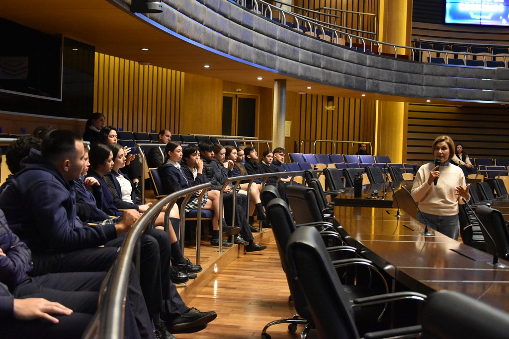 jorgekurrle's tweet image. Del #aula al #recinto: Estudiantes del #Santa #María se adentraron en la vida legislativa

Un grupo de alumnos del Instituto Santa María de Posadas participó de una visita guiada a la Cámara de Representantes de Misiones. Allí fueron recibidos por las diputadas provinciales Suzel
