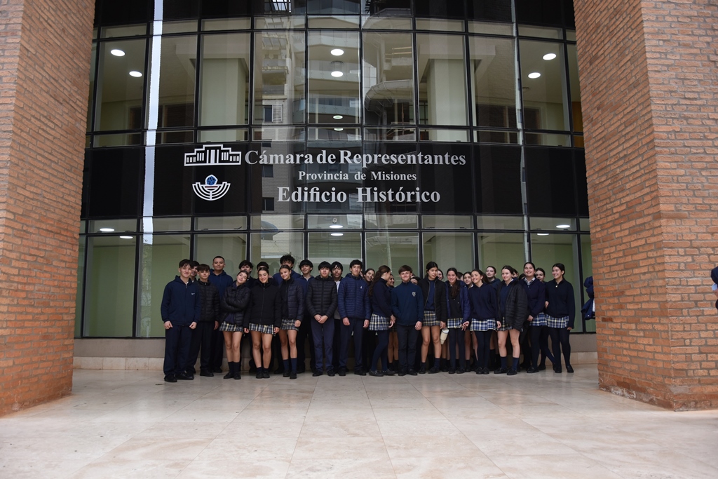 jorgekurrle's tweet image. Del #aula al #recinto: Estudiantes del #Santa #María se adentraron en la vida legislativa

Un grupo de alumnos del Instituto Santa María de Posadas participó de una visita guiada a la Cámara de Representantes de Misiones. Allí fueron recibidos por las diputadas provinciales Suzel