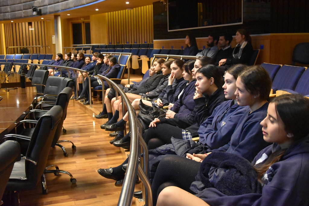 jorgekurrle's tweet image. Del #aula al #recinto: Estudiantes del #Santa #María se adentraron en la vida legislativa

Un grupo de alumnos del Instituto Santa María de Posadas participó de una visita guiada a la Cámara de Representantes de Misiones. Allí fueron recibidos por las diputadas provinciales Suzel