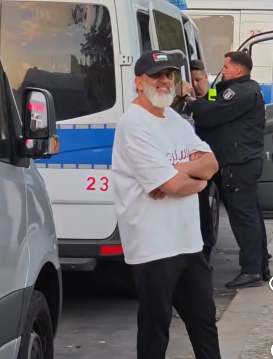 Der Typ ist in eine polizeiliche Maßnahme geraten, weil sein Auto aussah wie ein Stickeralbum aus der Terrorabteilung.
Auf der Straße herrscht Ordnung, aber nicht auf seinem Heckklappen-Basar.
#B2008