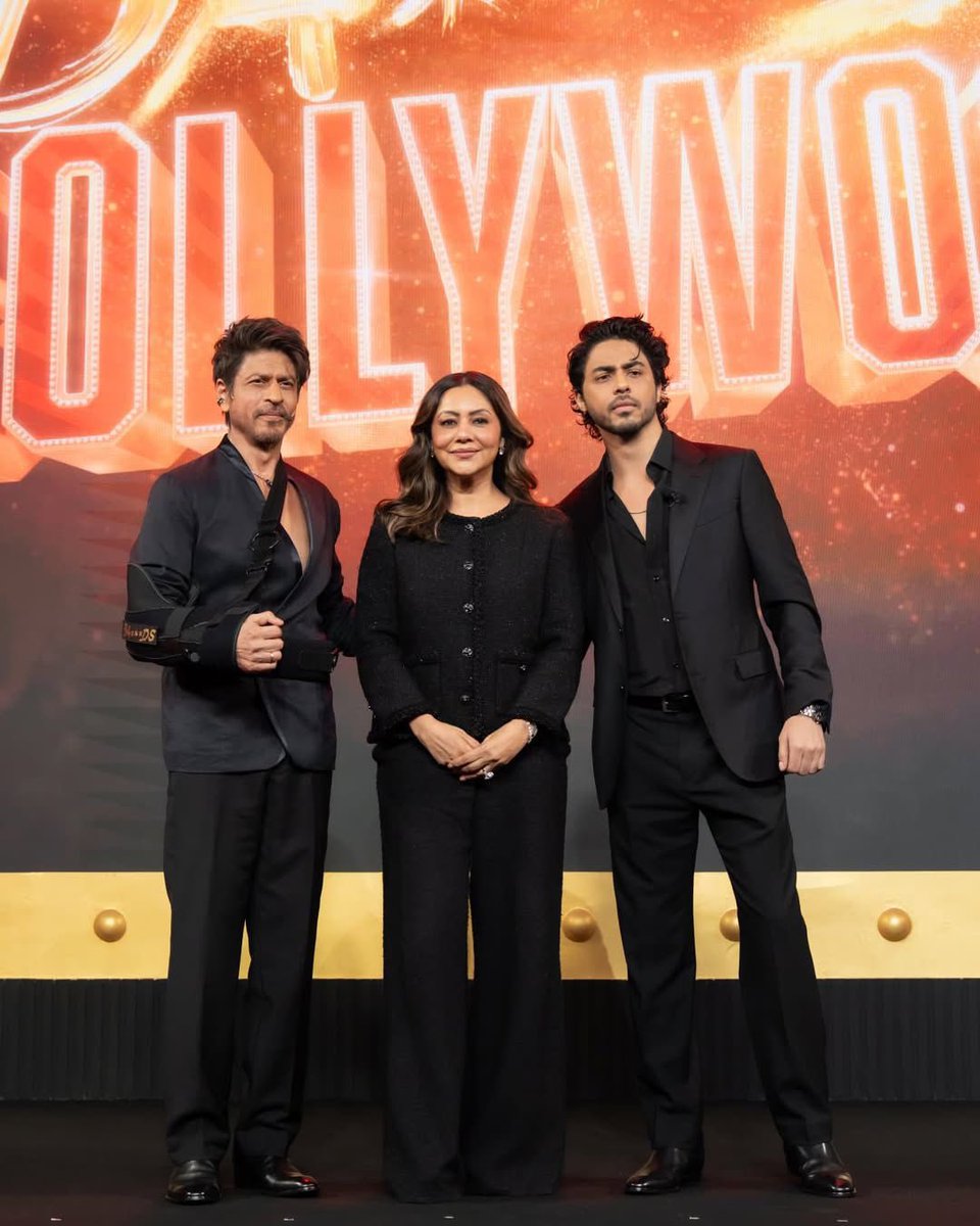 SRKCHENNAIFC's tweet photo. More Pics-2: A star studded evening at The Ba***ds Of Bollywood preview event.

@iamsrk @gaurikhan @RedChilliesEnt @NetflixIndia @BilalS158

#ShahRukhKhan #AryanKhan #TheBadsOfBollywood #TheBadsOfBollywoodOnNetflix https://t.co/8aIbk2PGXz