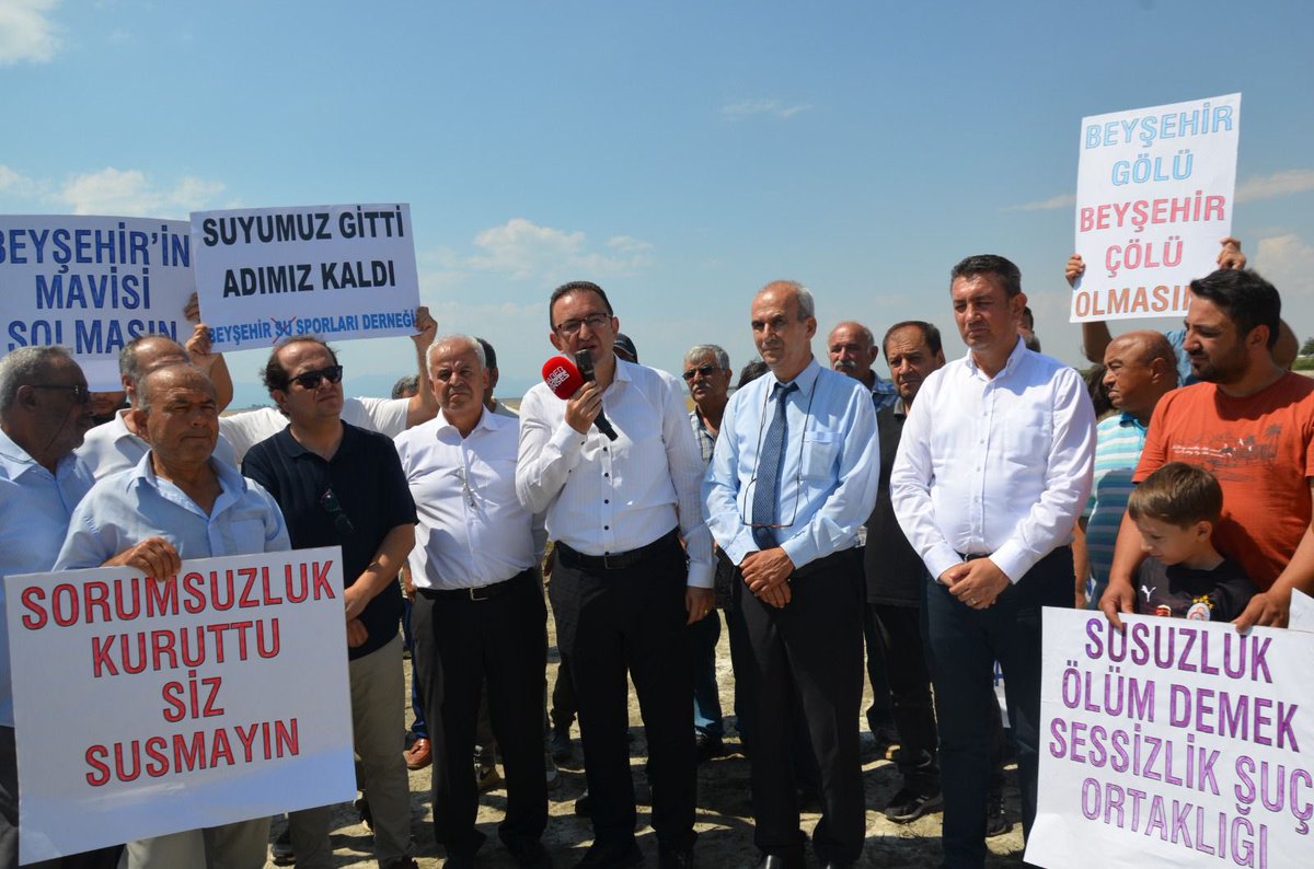 bektasbaris's tweet photo. BEYŞEHİR GÖLÜ CAN ÇEKİŞİYOR! 

Milletvekili seçildiğim günden bu yana defalarca kez TBMM kürsüsünden uyardım:
“Beyşehir Gölü için acilen harekete geçin!” dedim. Ama iktidar kulaklarını tıkadı.

Bugün Karaman Milletvekilimiz İsmail Atakan Ünver ile birlikte Beyşehir Gölü kıyısında gerçekleştirdiğimiz basın açıklamasında bir kez daha çağrıda bulunduk:
İktidar artık sorumluluk almalı, seyirci kalmamalıdır!

Beyşehir Gölü sadece bir su kaynağı değildir; Konya’nın doğasıdır, tarımıdır, geleceğidir.

Bu tabloyu izlemekle yetinenler, gelecek nesillere hesap veremez.